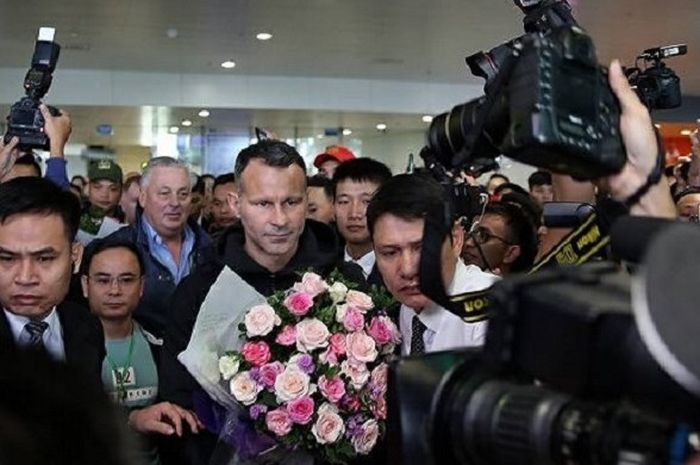 Ryan Giggs (tengah) mendapat karangan bunga saat tiba di Vietnam, Minggu (19/11/2017).