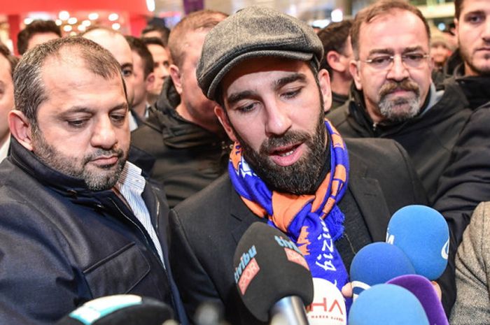 Gelandang baru Istanbul Basaksehir dari FC Barcelona, Arda Turan (tengah), berbicara di hadapan media saat tiba di Bandara Ataturk International Airport, Istanbul, Turki, pada 13 Januari 2018.