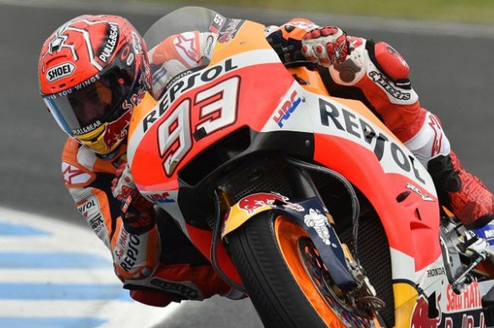 Pebalap Repsol Honda, Marc Marquez, memacu motor pada latihan ketiga GP Australia yang berlangsung di Sirkuit Phillip Island, Sabtu (21/10/2017).