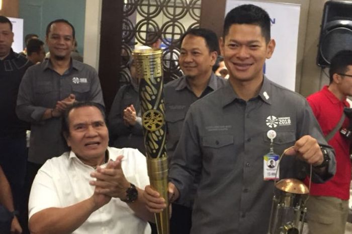 Presiden Inapgoc, Raja Sapta Oktohari, membawa obor dan lentera yang akan digunakan untuk kirab obor Asian Para Games 2018 yang ditemani dengan Presiden NPC Senny Marbun di Hotel Best Western, Solo, Selasa (4/8/2018).