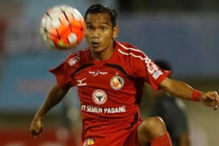 Winger Semen Padang, Riko Simanjuntak menjadi pemain pengganti saat timnya menjamu Arema FC pada leg pertama semifinal Piala Presiden 2017 di Stadion H Agus Salim, Kamis (2/3/2017) malam. 