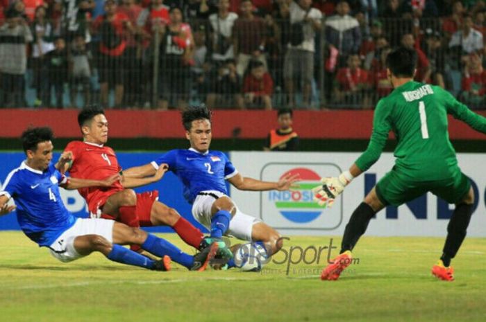 Samuel Christianson berjibaku di kotak penalti lawan saat turun berlaga membela timnas U-19 Indonesia melawan timnas U-19 Singapura di Stadion Gelora Delta Sidoarjo, Selasa (3/7/2018).