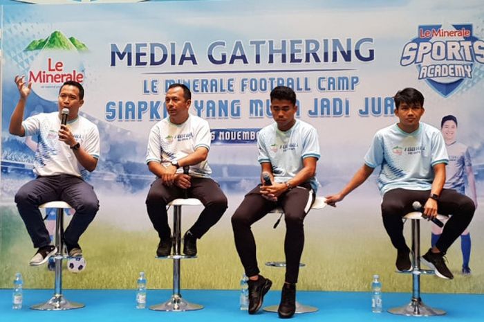 Marketing Manager Le Minerale, Febri Hutama bersama pelatih Ricky Nelson dan dua pemain timnas U-19 Indonesia, Nurhidayat Haris serta Witan Sulaeman (dari kiri ke kanan) dalam konferensi pers Le Minerale Football Camp bertajuk Siapkan yang Muda jadi Juara, di Pati Unus Courtyard, Jakarta Selatan, Selasa (6/11/2018).