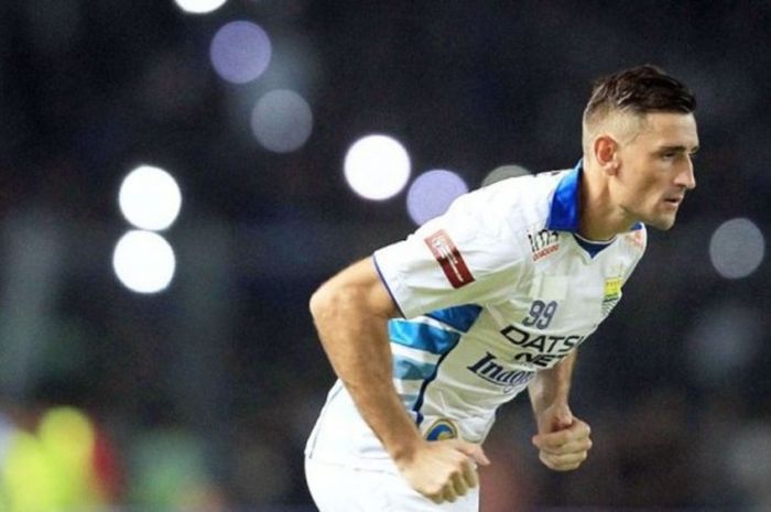  Striker Persib Bandung, Juan Carlos Belencoso, kala tampil melawan Arema Cronus di final Piala Bhayangkara di Stadion Utama Gelora Bung Karno, Senayan, Jakarta, Minggu (3/4/2016). 