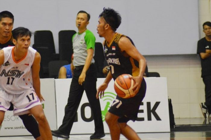 Samuel Pamelay (Bima Perkasa Jogja) sedang mencoba melewati Rizky Pranata (NSH) di perebutan peringkat kelima turnamen pramusim IBL, Minggu (21/10/2018).