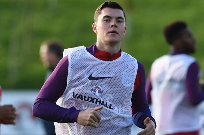 Bek timnas Inggris dan Burnley FC, Michael Keane, melakukan pemanasan dalam sesi latihan di St. George's Park, Burton-upon-Trent, Inggris, 4 Oktober 2016.