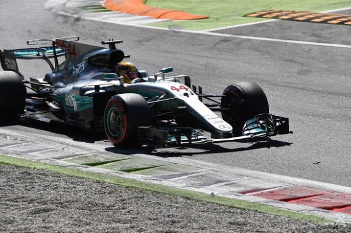 Pebalap Mercedes asal Inggris, Lewis Hamilton, memacu mobil pada balapan GP Italia yang berlangsung di Sirkuit Monza, Minggu (3/9/2017).