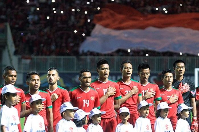 Pemain Indonesia menyanyikan lagu kebangsaan Indonesia Raya menjelang dimulainya laga final Piala AFF 2016 melawan Thailand di Stadion Pakansari, Kabupaten Bogor, pada 14 Desember 2016.