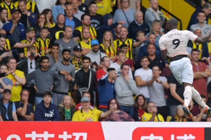 Striker Manchester United, Romelu Lukaku, merayakan gol di depan suporter Watford pada laga Liga Inggris di Stadion Vicarage Road, 15 September 2018.