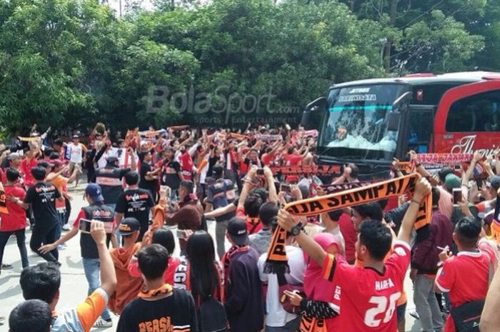 The Jakmania menyambut kedatangan bus yang ditumpangi pemain Persija Jakarta ke Stadion Manahan, Solo, Jawa Tengah, Jumat (3/11/2017)