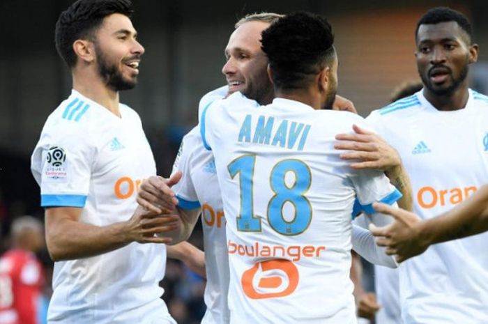 Para pemain Olympique Marseille merayakan gol Valere Germain (dua dari kiri) ke gawang Guingamp dalam laga Liga Prancis di Stadion Roudourou, Guingamp, 11 Mei 2018.