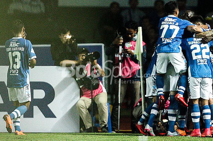   Pemain Persib Bandung merayakan gol yang dicetak striker Ezechiel NDouassel ke gawang PSM Makassar pada pekan kesepuluh Liga 1 2018 di Stadion GBLA, Bandung, Rabu(23/05/18).  