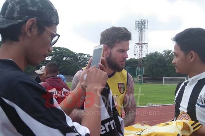 Pemain Mitra Kukar Danny Guthrie diserbu dua orang pendukung Newcastle United saat latihan di Stadion Sriwedari Solo, Sabtu (3/2/2018) pagi.