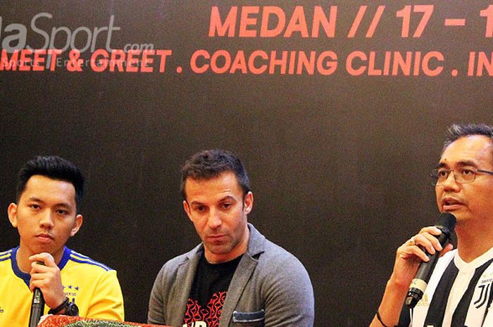 Presiden klub Pro Duta FC, Sihar Sitorus, berbicara kepada media saat mendampingi legenda sepak bola Italia, Alessandro Del Piero, dalam konfrensi pers di Hotel JW Marriot, Kamis (17/5/2018).