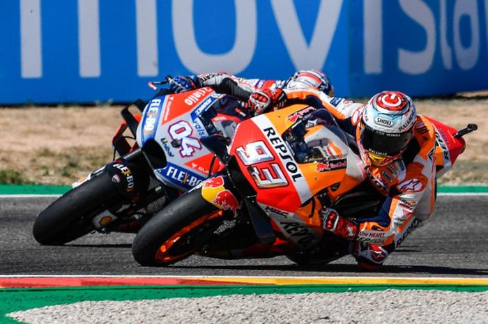  Marc Marquez berduel dengan Andrea Dovizioso pada balapan MotoGP Aragon di MotorLand Aragon, Spanyol, Minggu (23/9/2018). 