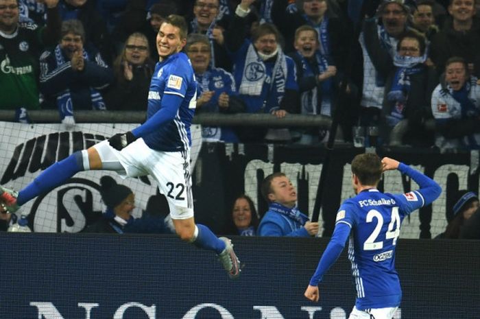 Pemain Schalke 04, Marko Pjaca (kiri), merayakan gol yang dia cetak ke gawang Hannover 96 dalam laga Liga Jerman di Stadion Veltins Arena, Gelsenkirchen, pada 21 Januari 2018.