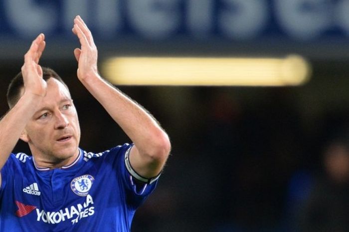 John Terry memberikan tepuk tangan kepada suporter Chelsea setelah pertandingan kontra Sunderland di Stadion Stamford Bridge, 19 Desember 2015.