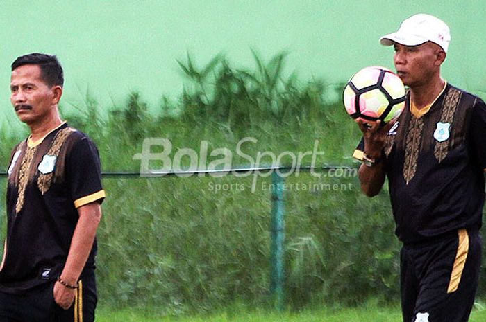 Pelatih PSMS Medan, Djadjang Nurdjaman (kiri) didampingi asisten pelatih, Suharto AD, dalam latihan tim di Stadion Kebun Bunga, Kamis (24/5/2018) sore.