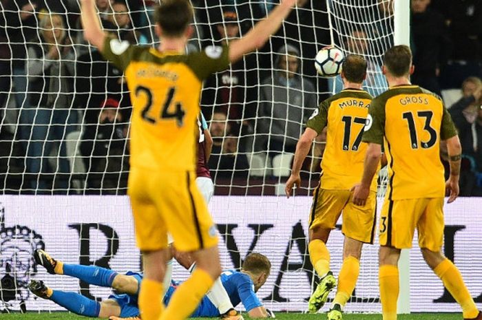 Kiper West Ham United, Joe Hart (tengah), menyaksikan bola tendangan pemain Brighton & Hove Albion, Jose Izquierdo, menjebol gawangnya dalam laga Liga Inggris di Stadion London pada 20 Oktober 2017.