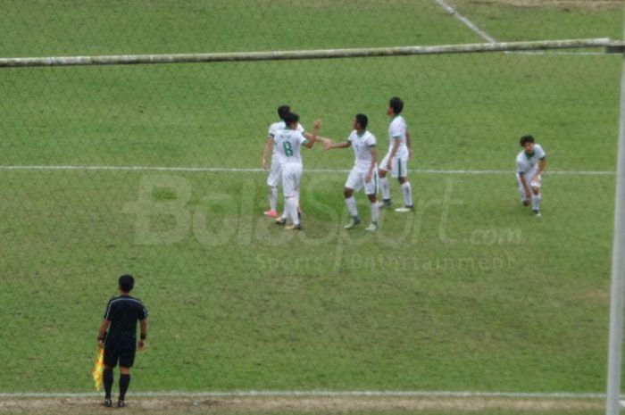 Para pemain timnas U-19 Indonesia merayakan gol ke gawang Myanmar pada laga perebutan peringkat ketiga Piala AFF U18 di Thuwunna Stadium, Yangon, Myanmar, Minggu (17/9/2017).