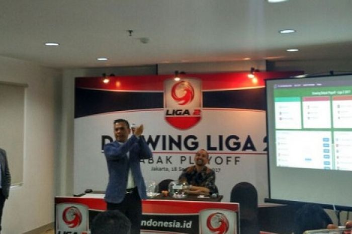 Direktur Utama PT LIB, Berlinton Siahaan, saat memimpin drawing babak play-off Liga 2 di Hotel Pomelotel, Pancoran, Jakarta Selatan, Senin (18/9/2017) sore WIB.