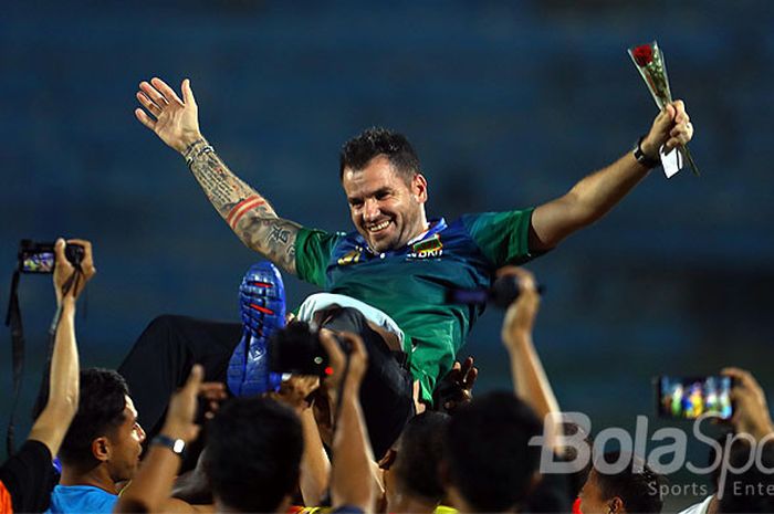     Pelatih Bhayangkara FC, Simon McMenemy, merayakan kemenangan timnya atas Madura United dalam laga pekan ke-33 di Stadion Gelora Bangkalan, Jawa Timur, Rabu (08/11/2017).    