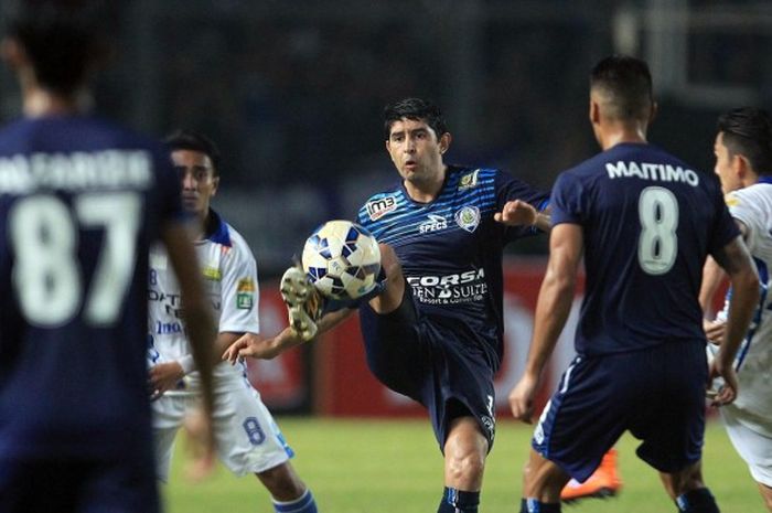 Aksi gelandang Arema, Esteban Viscara, saat melawan Persib Bandung di final Piala Bhayangkara di Stadion Utama Gelora Bung Karno, Senayan, Jakarta, Minggu (3/4/2016).