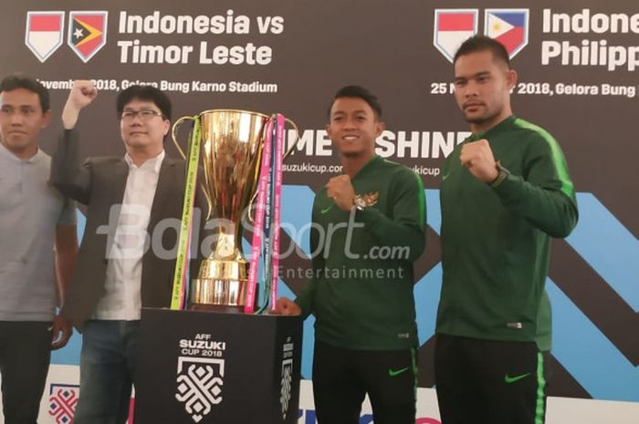 Pelatih dan dua pemain timnas Indonesia yakni Bima Sakti, Febri Hariyadi, dan Andritany Ardhiyasa, serta Deputi Managing Director PT Suzuki Indomobil Sales, Setiawan Surya pada acara AFF Trophy Tour di Kota Kasablanka, Jakarta Selatan, Minggu (4/11/2018).