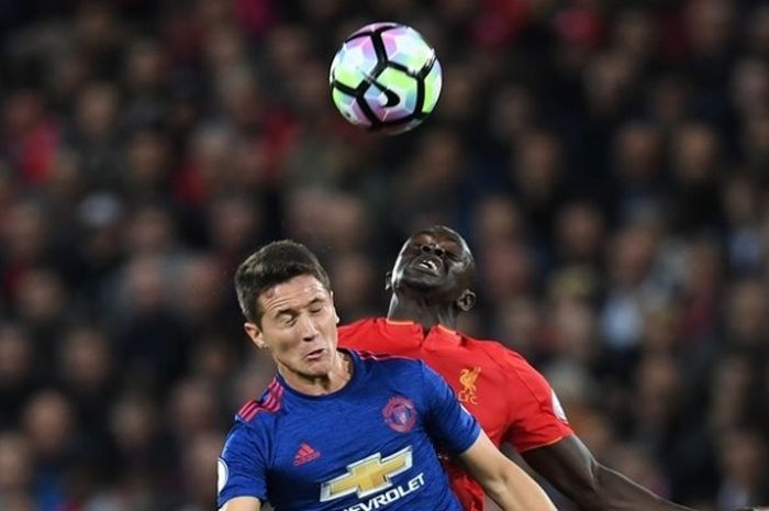  Gelandang Manchester United, Ander Herrera (kiri), berebut bola dengan pemain Liverpool, Sadio Mane, dalam pertandingan lanjutan Premier League di Stadion Anfield, Senin (17/10/2016).  