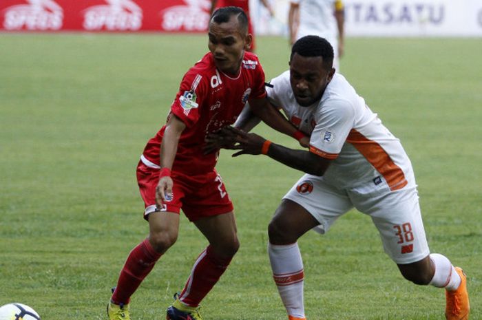 Sayap lincah Persija Jakarta, Riko Simanjuntak, dikawal ketat pemain Perseru Serui, Tony Rooy Ayomi di Stadion Patriot Chandrabhaga, Bekasi, Senin (8/10/2018).