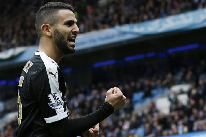 Gelandang Leicester City, Riyad Mahrez, melakukan selebrasi seusai membobol gawang Manchester City pada laga lanjutan Premier League di Stadion Etihad, Sabtu (6/2/2016).