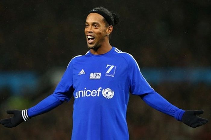 Ronaldinho Gaucho beraksi dalam pertandingan persahabatan UNICEF untuk membantu anak-anak di dunia. Laga tersebut dihelat di Old Trafford, Manchester, Inggris, 14 November 2015.