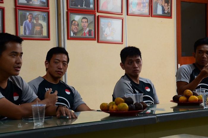 Dari kiri ke kanan Rizki Adventus (Manajer tim basket kursi roda Indonesia), Donald Santoso, Edy Johan, dan Gusti Putu Putra Adyana dalam media visit ke redaksi Tabloid BOLA di Palmerah, Jakarta, Selasa (18/9/2018).