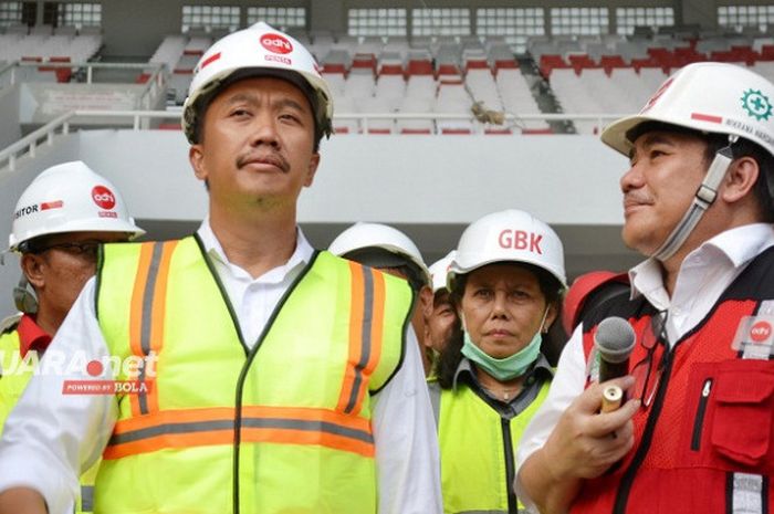 Menteri Pemuda dan Olahraga Imam Nahrawi (kiri) sedang berbincang-bincang dengan Project Manager Stadion Utama Gelora Bung Karno Wikrama Wardana, Selasa (8/8/2017).