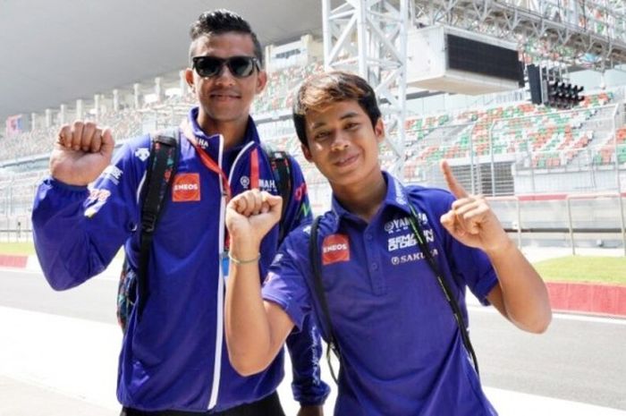 Pebalap Yamaha Racing Indonesia, Galang Hendra Pratama (kanan) dan Reynaldo Ratukore, berpose di Sirkuit Buddh International sebelum seri kelima ARRC, Rabu (28/9/2016).