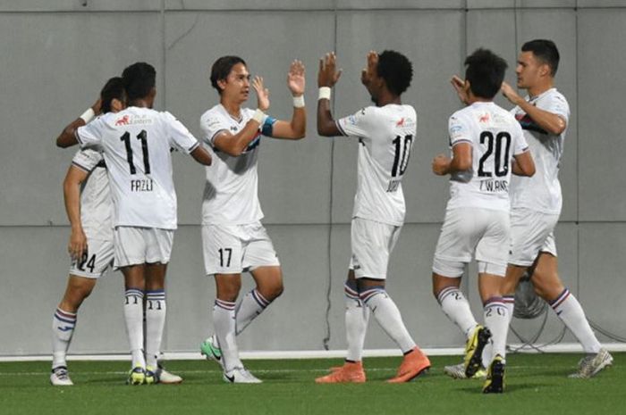 Kapten Warriors FC, Sharil Ishak (dua dari kiri) disambut gembira temen-temannya seusai mencetak gol ke gawang Hougang United pada laga Liga Singapura 2017 di Stadion Jalan Besar, Jumat (4/8/2017) malam.