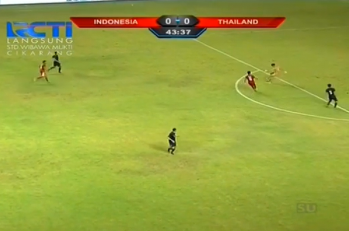 Kiper Thailand melakukan sebuah kesalahan fatal yang berujung Gol untuk Timnas u-19 Indonesia