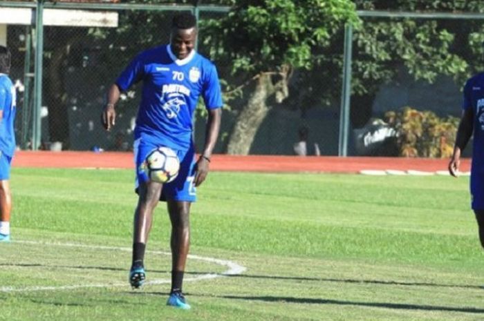 Ezechiel Ndouassel ikut berlatih bersama Persib Bandung di Stadion Universitas Negeri Yogyakarta, Sabtu (23/12/2017).