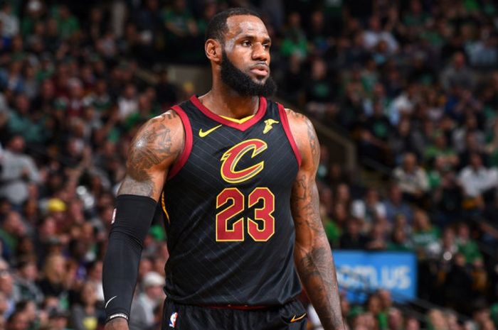 Aksi LeBron James (kiri) saat membela Cleveland Cavaliers pada laga ketujuh final wilayah timur NBA 