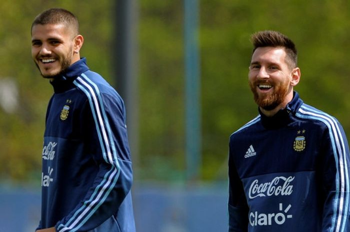   Megabintang Argentina, Lionel Messi (kanan), tertawa bersama Mauro Icardi dalam sesi latihan tim di Ezeiza, Buenos Aires, Argentina, pada 8 Oktober 2017.     