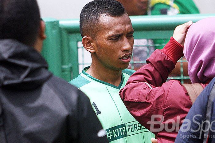 Gelandang Persebaya, Irfan Jaya saat latihan di lapangan Persebaya, Senin (15/1/2017).