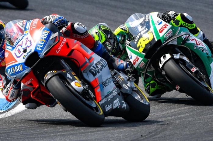 Andrea Dovizioso (Ducati, #04) bersaing dengan Cal Crutchlow (LCR Honda, #35) saat balapan MotoGP Thailand di Sirkuit Internasional Buriram, Minggu (7/10/2018).