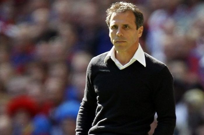  Eks pemain Chelsea, Gianfranco Zola, kini resmi menjadi asisten pelatih Maurizio Sarri di klub yang bermarkas di Stamford Bridge.