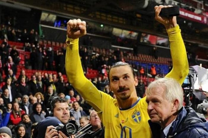 Zlatan Ibrahimovic merayakan keberhasilan Swedia lolos ke putaran final Euro 2016, Selasa (17/11/2015), usai bermain imbang 2-2 melawan Denmark pada babak play-off. Ibra memborong dua gol Swedia..