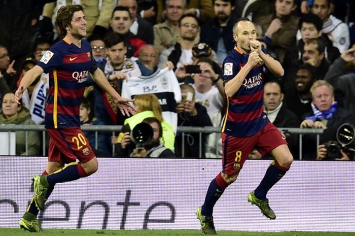 Playmaker Barcelona, Andres Iniesta (kanan), melakukan selebrasi bersama Sergi Roberto usai mencetak gol ke gawang Real Madrid pada laga El Clasico di Santiago Bernabeu, Sabtu (21/11/2015).