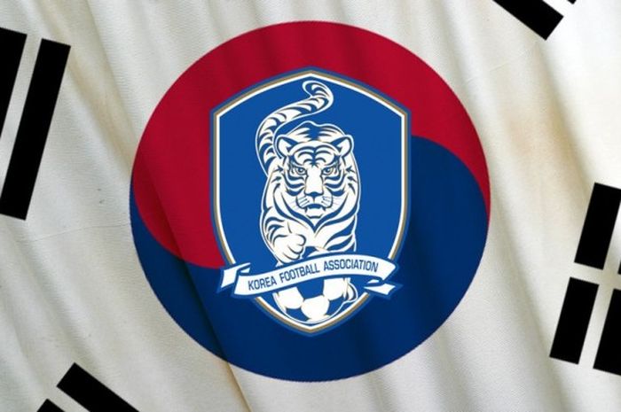 Bendera Korea Selatan dan Logo Federasi Sepak Bola.