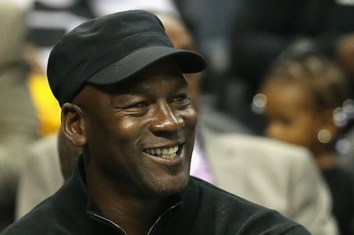 Legenda basket Michael Jordan ketika sedang menyaksikan pertandingan Charlotte Hornets melawan Chicago Bulls di Time Warner Cable Arena, Kamis (5/11/2015)