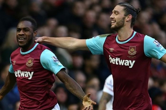 Michail Antonio dan Andy Carroll cetak gol ke gawang Liverpool via sundulan, Sabtu (2/1/2016).