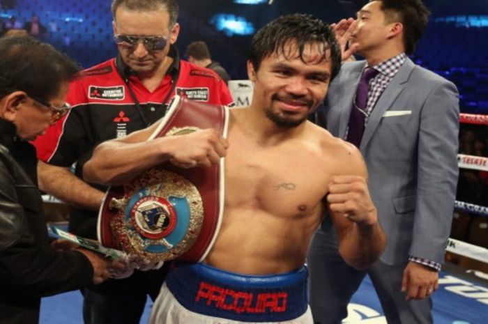   Manny Pacquiao merayakan kemenangannya atas Timothy Bradley pada pertarungan di MGM Grand Garden Arena,  Las Vegas, Nevada (12/4/2014).  