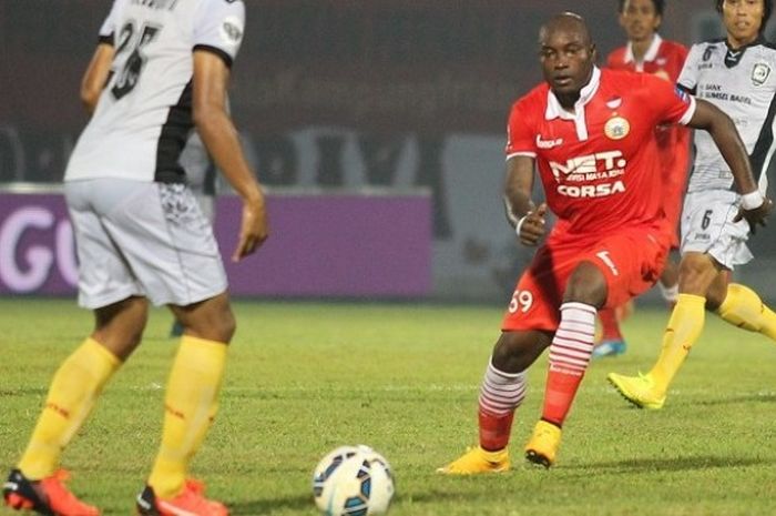 Penyerang Persija Jakarta, Emmanuel Kenmogne (kanan), berupaya merebut bola dari pemain Sriwijaya FC